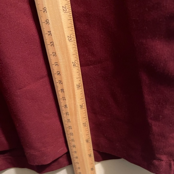 Figs Men’s Medium Leon Scrub Top in Burgundy - Picture 5 of 7